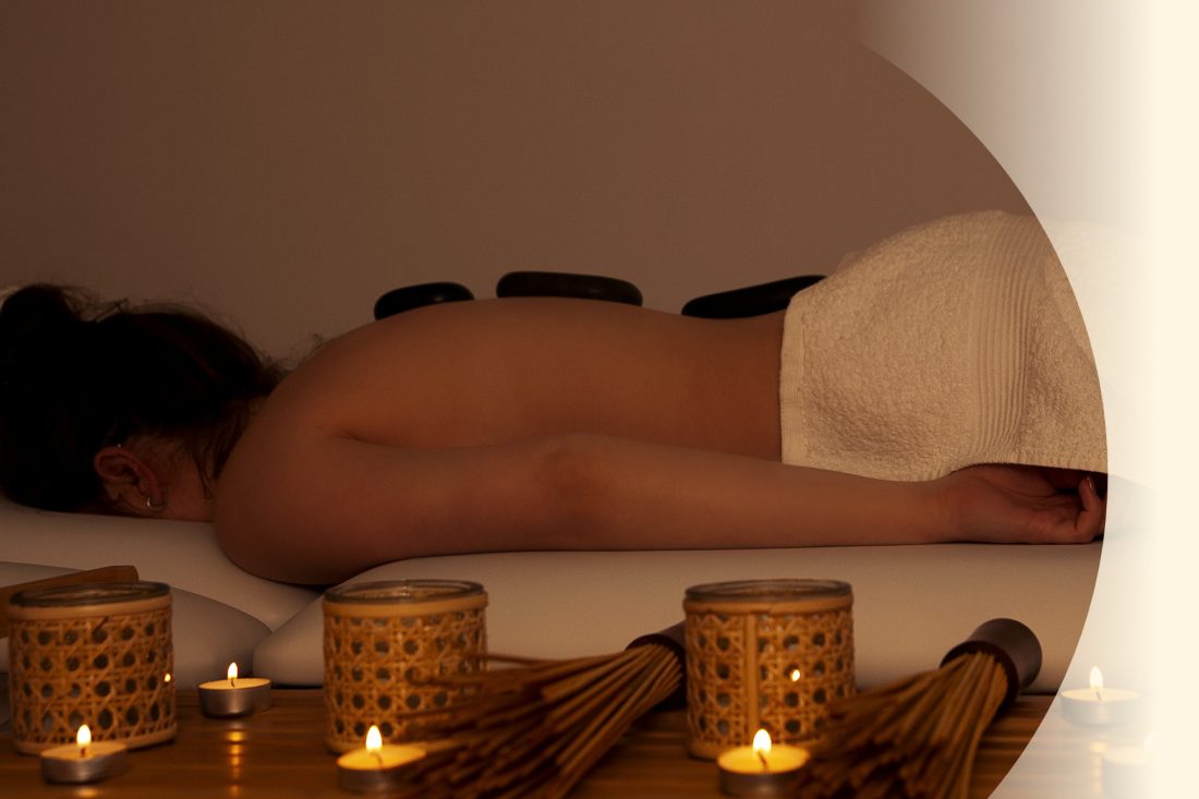 kobieta leży na masażu